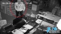 合肥蒙面大盗偷走70多条香烟 超市监控拍下作案