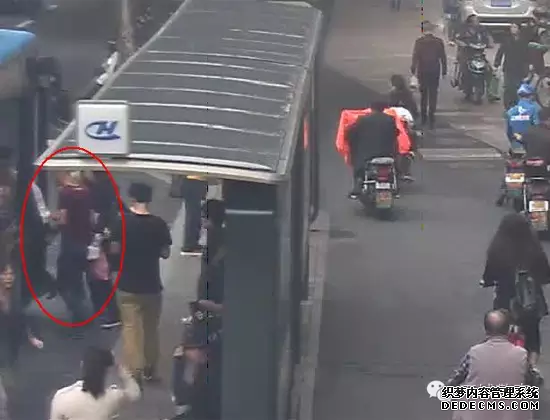 男子为偷一部手机，换乘6趟公交2次进超市易装