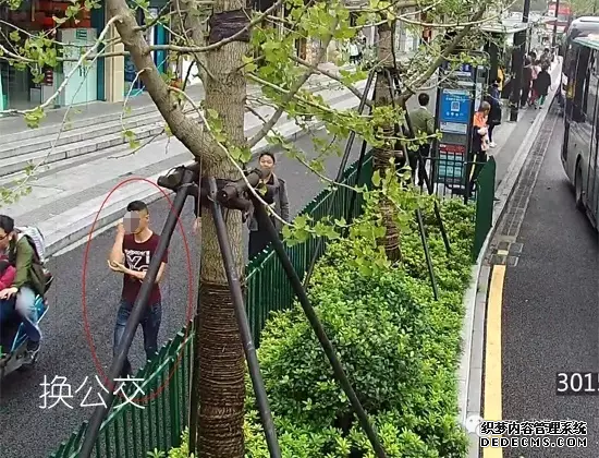 男子为偷一部手机，换乘6趟公交2次进超市易装